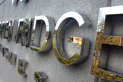 Chữ nổi Inox trên đá